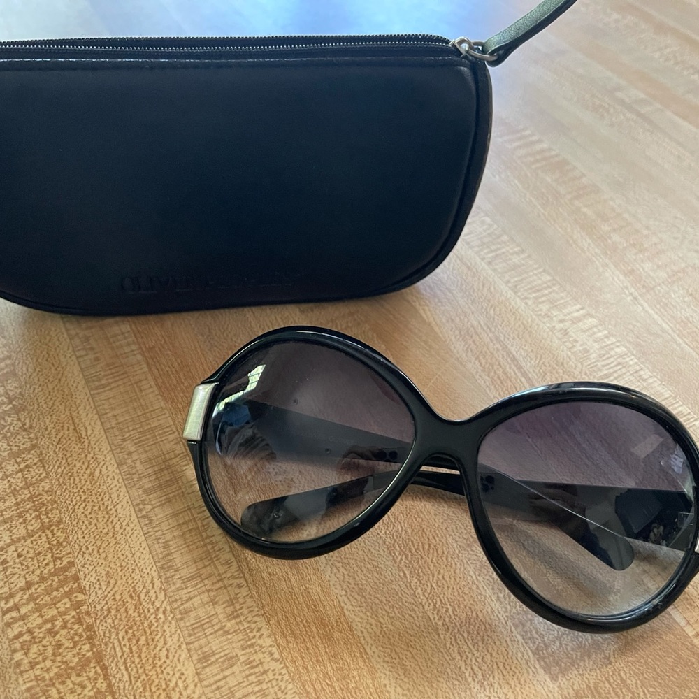 Oliver People’s black round sunglasses with original case